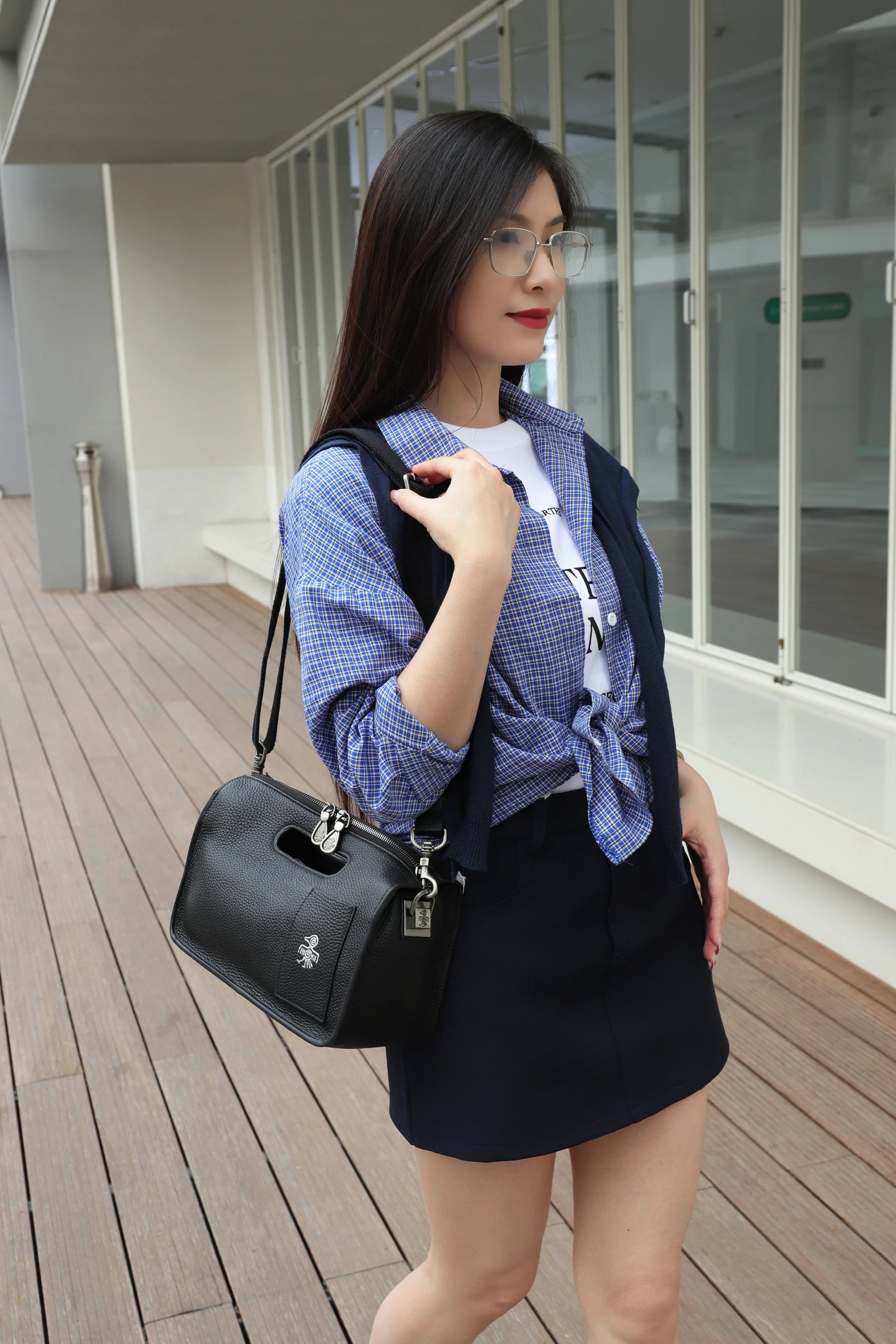 Chic Women's Soft Cow Leather Tote Bag - Spacious Crossbody Handbag with Zipper Closure for Everyday Elegance