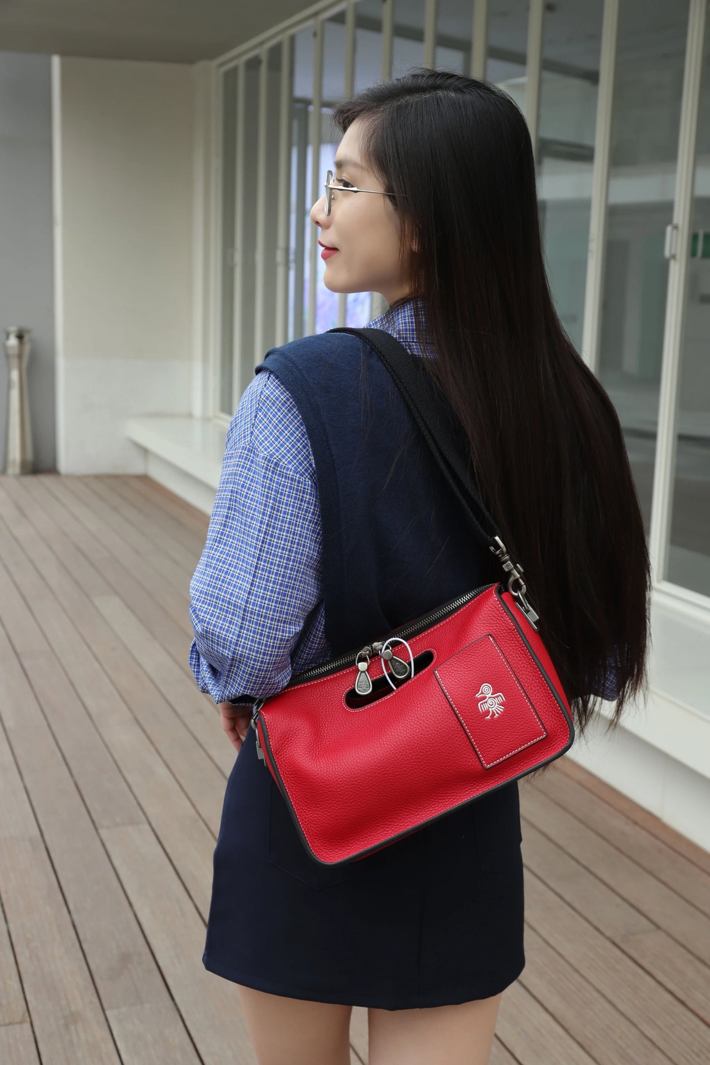 Chic Women's Soft Cow Leather Tote Bag - Spacious Crossbody Handbag with Zipper Closure for Everyday Elegance